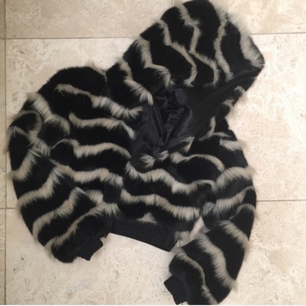 Short fur coat - BLACK AND BEIGE